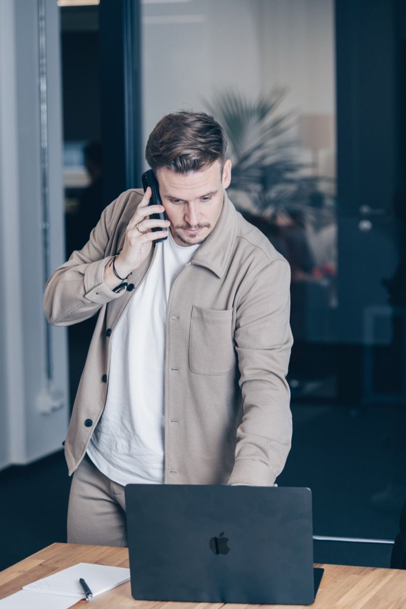 Florian Hermann am Telefon im Büro