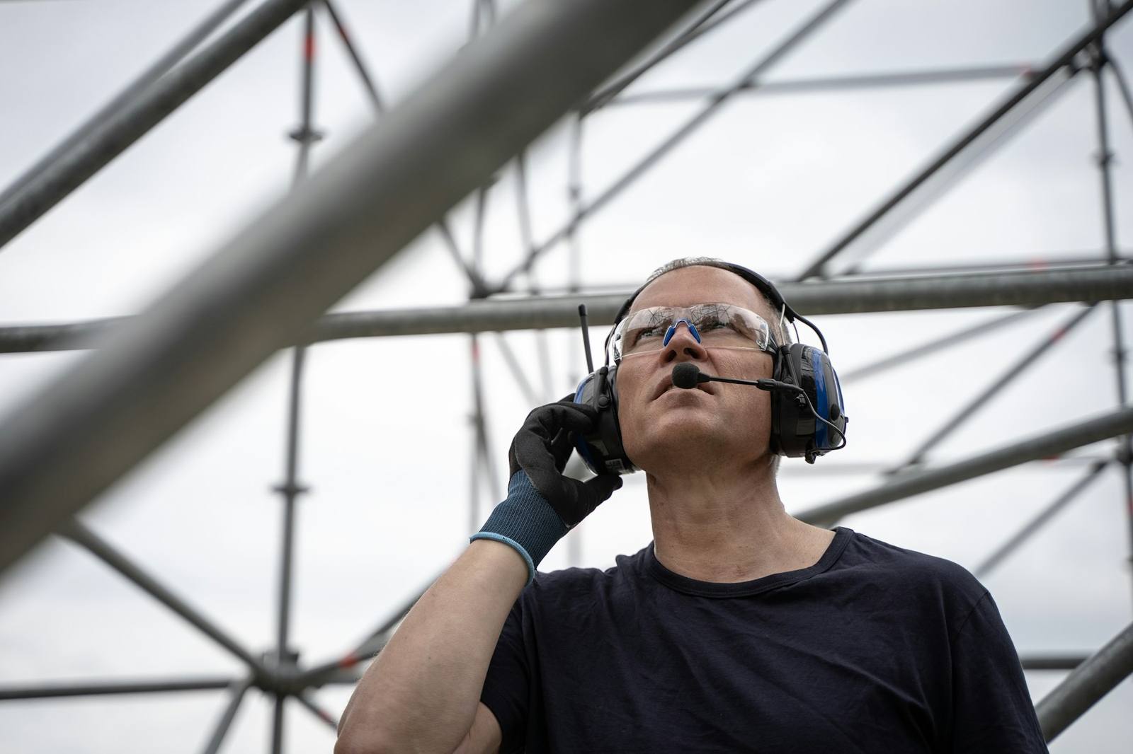 Handwerker telefoniert auf dem Gerüst